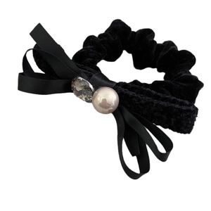 Elegante scrunchie in velluto nero con fiocco in raso, perla bianca e cristallo scintillante