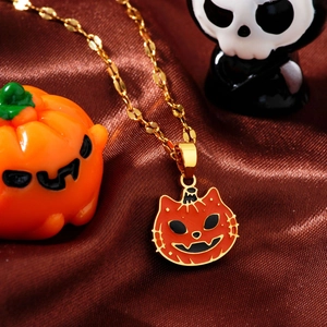Collier d'Halloween avec pendentif citrouille chat orange sur fond en soie marron