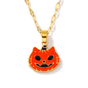 Collier d'Halloween doré avec pendentif chat citrouille en émail orange sur fond blanc