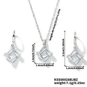 Detailliertes Silber-Schmuckset mit quadratischem Zirkonia-Anhänger und Ohrhängern