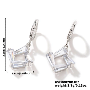 Detailansicht geometrischer quadratischer Ohrringe mit klarem Zirkonia in Silberoptik