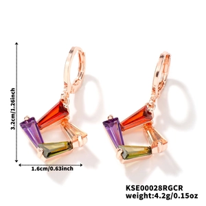 Detail von quadratischen Roségold-Ohrringen mit Kristallen und Maßen 3,2 cm x 1,6 cm