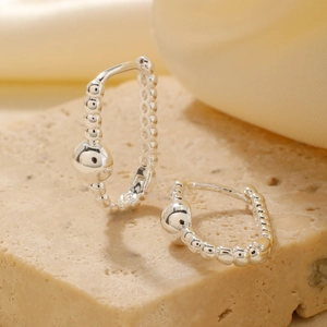 Eleganti orecchini a cerchio a U in argento con design a perle su base in pietra
