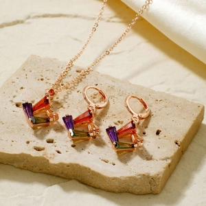 Roségold-Schmuckset mit geometrischen bunten Steinen an Halskette und Ohrringen
