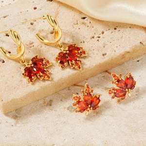 Pendientes Colgantes de Hoja de Arce de Cobre Chapado en Oro Circonia Roja Diseño de Nicho Joyería de Moda para Mujeres