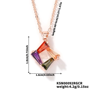 Roségoldene Halskette mit geometrischem quadratischem Anhänger und bunten Kristallen