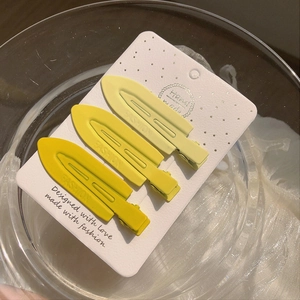 Vue détaillée de trois barrettes à dégradé jaune sur carte avec fond de texture d'eau