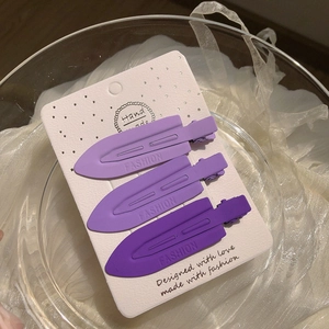 Vue détaillée de 3 barrettes à cheveux mates violettes sur carte d'emballage