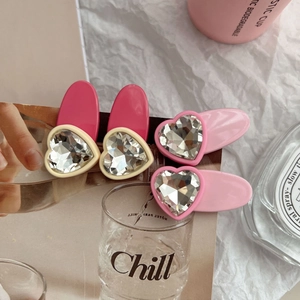 Lot de quatre barrettes à strass en forme de cœur dans des tons roses pour la coiffure