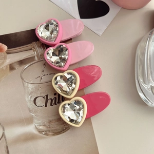 Lot de quatre barrettes à cheveux en forme de cœur avec strass roses et magenta