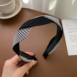 Détail d'un serre-tête tressé à motif pied-de-poule avec design antidérapant en tissu doux