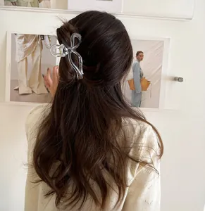 Vista dettagliata di un grande fermaglio per capelli trasparente a fiocco su capelli
