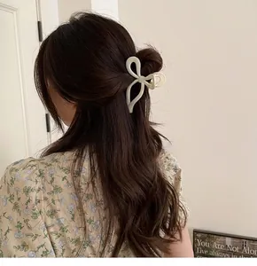 Elegante molletta per capelli a fiocco bianco crema per acconciature su lunghi capelli castani