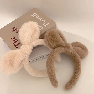 Nahaufnahme weicher Plüsch-Hasenohren-Stirnbänder in Beige und Hellbraun für das Haarstyling