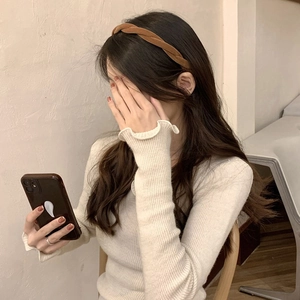 Détail d'un serre-tête en velours tressé marron foncé pour une coiffure naturelle volumineuse