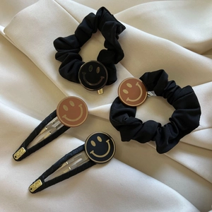 Set de barrettes à cheveux smiley noir et marron avec chouchous en satin élégants