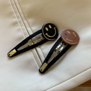Lot de deux barrettes à cheveux smiley noir et rouge avec étiquettes dorées