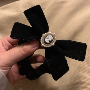 French Vintage Black Velvet Bow Hair Scrunchie With Cameo Relief Elegant Retro Faux Artificial Pearl Hair Tie For Women Hair Accessory