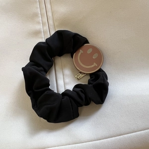Chouchou en tissu noir minimaliste avec badge smiley marron et clip doré Happy
