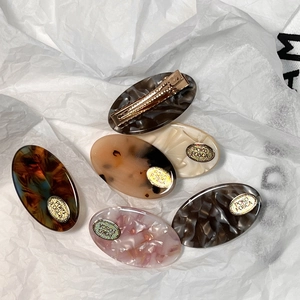 Lot de 5 barrettes ovales en acétate motifs écaille et marbre avec plaques dorées