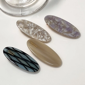 Lot de quatre barrettes ovales minimalistes en acétate aux motifs marbrés