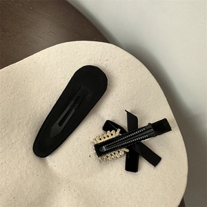 Set de barrettes vintage en velours noir avec strass carrés et détails dorés chics