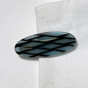 Pince à cheveux ovale en acétate bleu avec motif quadrillé et lettrage doré à la main