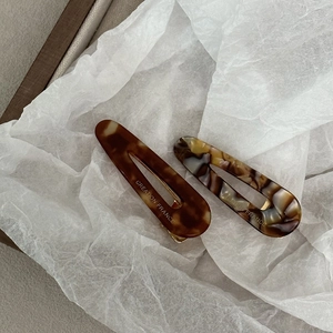 Set of two French-style tortoiseshell acetate hair clips with golden metal base