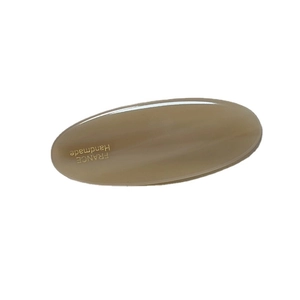Pince à cheveux ovale en acétate kaki avec inscription dorée France Handmade sur blanc