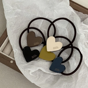 Cinque eleganti elastici per capelli a cuore in acetato colorati con scritte dorate fatte a mano