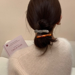 Lot de deux barrettes à cheveux ondulées en acrylique marbre gris et ambre sur modèle