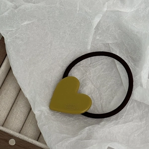 Dettaglio dell'elastico per capelli a cuore verde oliva con incisione dorata France Handmade