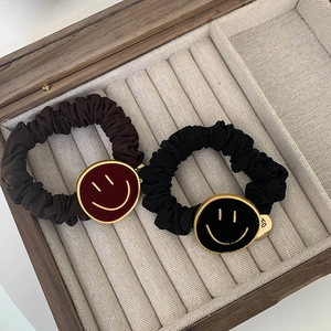Modieuze Fluwelen Stoffen Scrunchies Met Legering Smiley Gezicht Metalen Hanger Hoge Elastische Haarelastiekjes Voor Vrouwen