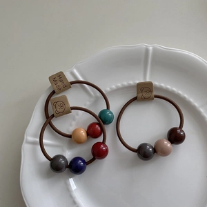 Elastisches Haargummi-Set mit bunten Perlen und Vintage Handmade Bären-Etikett