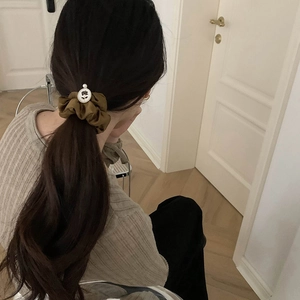 Vintage Satin Pleated Scrunchie With Artificial Pearl Rhinestone Rose Badge Elegant Hair Tie For Women Daily Hair Accessories