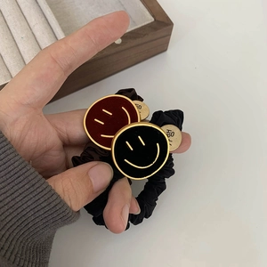 Fluwelen haarelastiekjes met gouden smiley-hanger in de kleuren rood en zwart