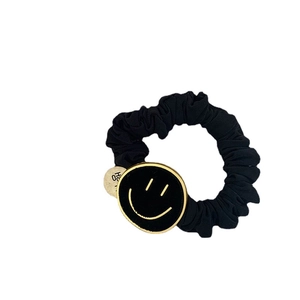 Fluwelen elastische scrunchie in zwart met een gouden smiley en metalen hanger