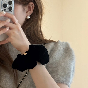 Elegante elastico per capelli in velluto nero con fibbia in metallo al polso