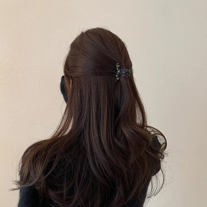 Primo piano di un mini fermaglio per capelli floreale per un'acconciatura semiraccolta