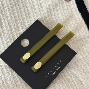 Barrettes à cheveux minimalistes en acétate vert olive avec petit détail doré élégant