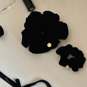 Dettaglio di elastici in velluto nero con ciondoli dorati in metallo Hand Made