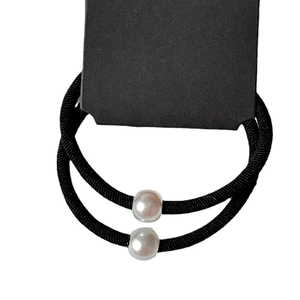 Lot de deux élastiques à cheveux noirs avec perles blanches au style minimaliste