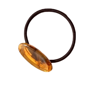 Élastique à cheveux minimaliste avec charme ovale en résine ambre et gravure dorée