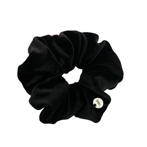 Elegante elastico per capelli in velluto nero con ciondolo rotondo in metallo argento