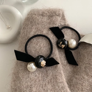 Élastiques à cheveux camélia vintage avec nœuds en velours et perles sur tissu doux