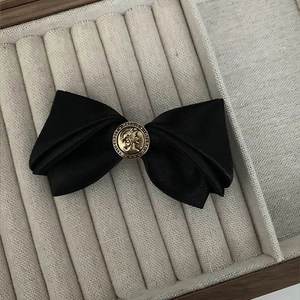 French Vintage Black Satin Bow Hair Clip With Exquisite Bronze Relief Metal Medal Elegant Fashion Duckbill Side Clip Headwear