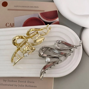 Minimalist metallic hair claw clips in gold and silver with elegant pearl accents