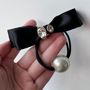 Elegant Black Satin Bow Scrunchie With Large Artificial Pearl And Rhinestone High Elasticity Hair Tie For Women Girls Hair Accessories