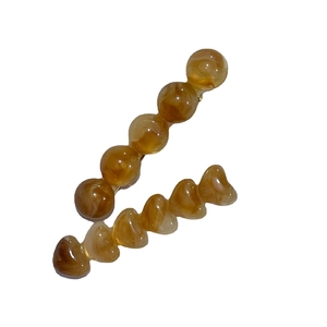 Lot de deux barrettes ambrées effet gelée avec motifs de cœurs et perles