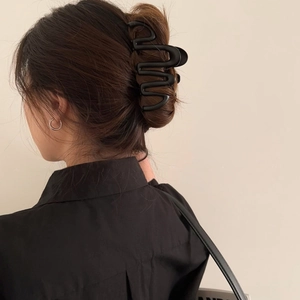 Large matte black wavy claw clip for thick hair, elegant minimalist hair accessory for women